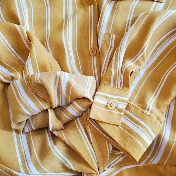 🎉3/$39 LOVE TREE Twist Front Blouse - Picture 9 of 12